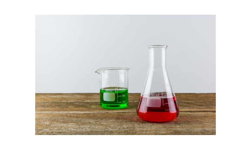 Verrerie De Laboratoire Chimique Avec Fiole Erlenmeyer Vide Sur La Table En  Bois